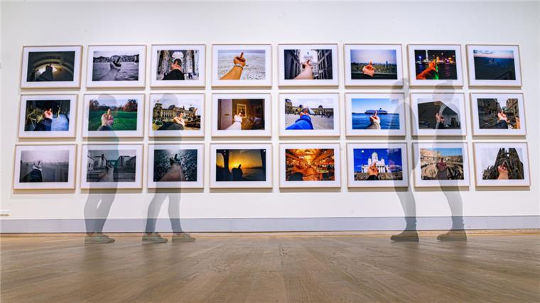Ausstellung zu Sehnsuchtsorten nimmt Selfie-Faktor in den Blick Die Bilderreihe "Study of Perspective" des Künstlers Ai Weiwei in der Ausstellung in der Kunsthalle Emden.