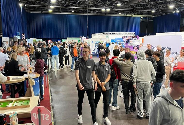 Die Messe für Ausbildung und Studium in der Stadthalle Bremerhaven Jugendliche informieren sich bei der Berufsinformationsmesse in der Stadthalle Bremerhaven.