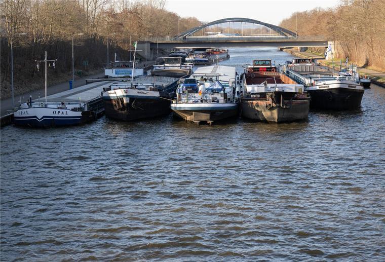 Die Binnenschiffe fahren nicht - so sieht es auf dem Mittellandkanal in Minden aus: Parallel zu den Bauernprotesten haben die Schiffer den Kanal blockiert.