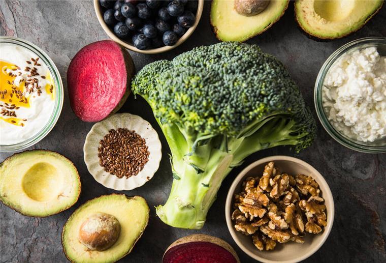 ILLUSTRATION - Eine ausgewogene Ernährung mit viel Obst und Gemüse unterstützt die Genesung. (zu dpa: «Grippe: Wie erkenne ich sie, wie werde ich wieder fit?») Foto: Christin Klose/dpa-tmn - Honorarfrei nur für Bezieher des dpa-Themendienstes +++ dpa-Themendienst +++