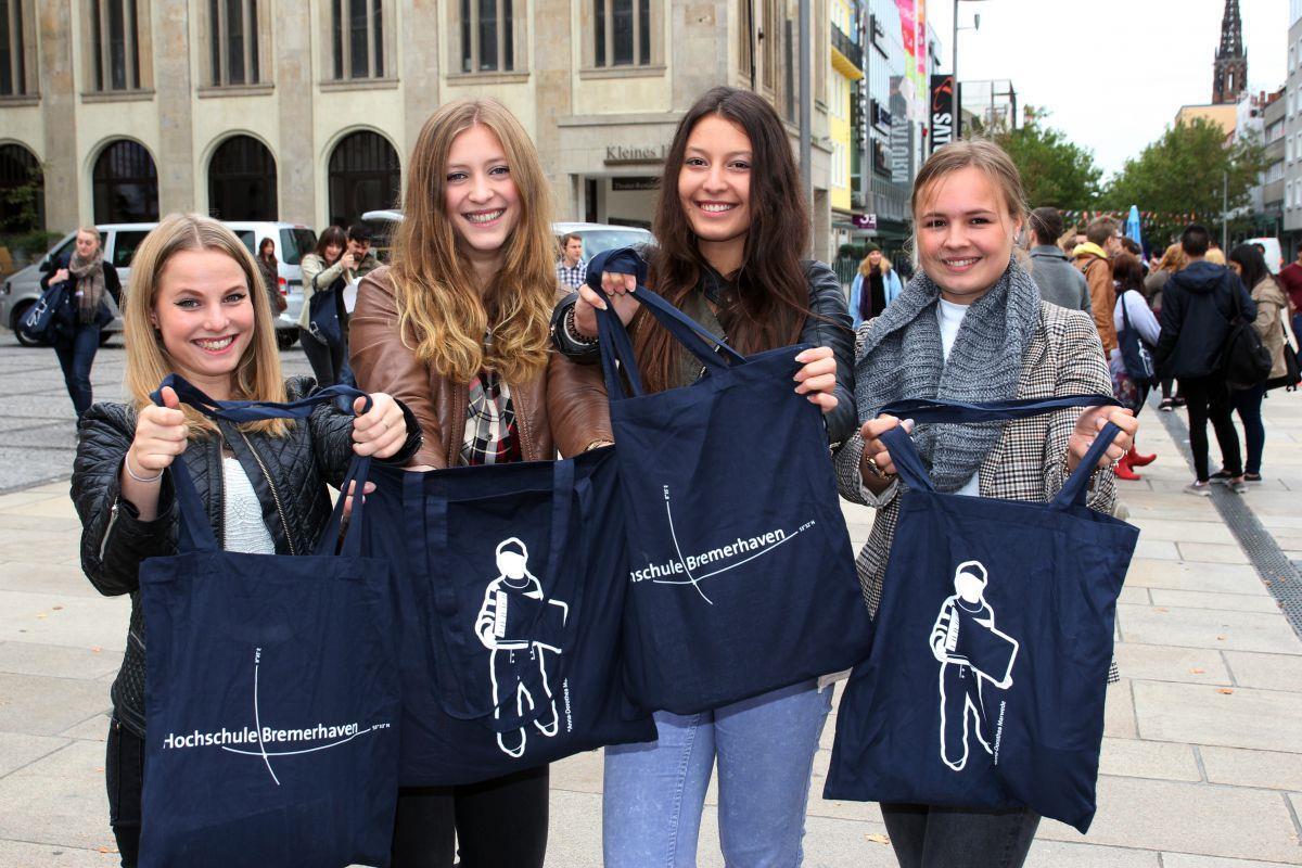Die blauen Taschen mit wichtigen Sachen für den Studienstart haben Tradition: Die neuen Studenten bekommen sie beim Erstsemester-Empfang. Der ist am Dienstag.