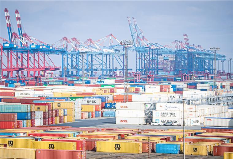 Eurogate-Fusion ist ins Stocken geraten Die BLG-Aktionäre wollen wissen, wie es mit der Fusion weitergeht. Werden die deutschen Containerterminals von Eurogate und HHLA zusammengelegt? BLG-Chef Frank Dreeke konnte ihnen keine Antworten geben. Das Eurogate-Angebot liege vor, aber Hamburg melde sich nicht. Foto: Hartmann