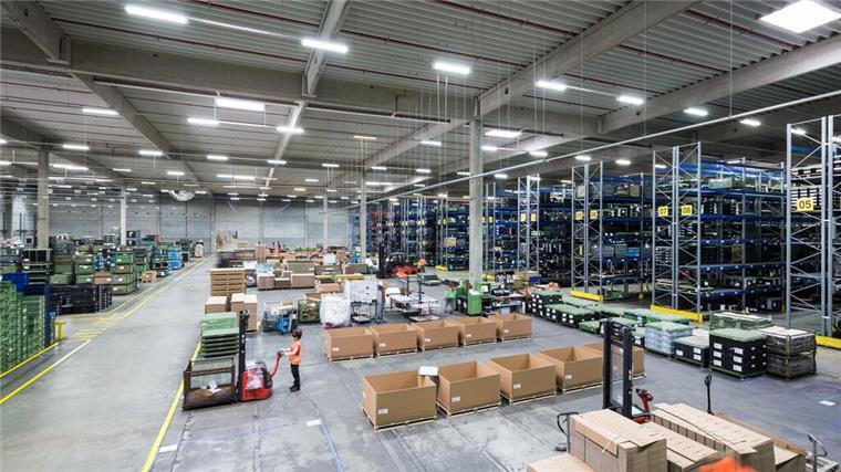 Schwächelnde Autoindustrie: BLG muss jetzt Personal abbauen Innenbereich einer Lagerhalle.