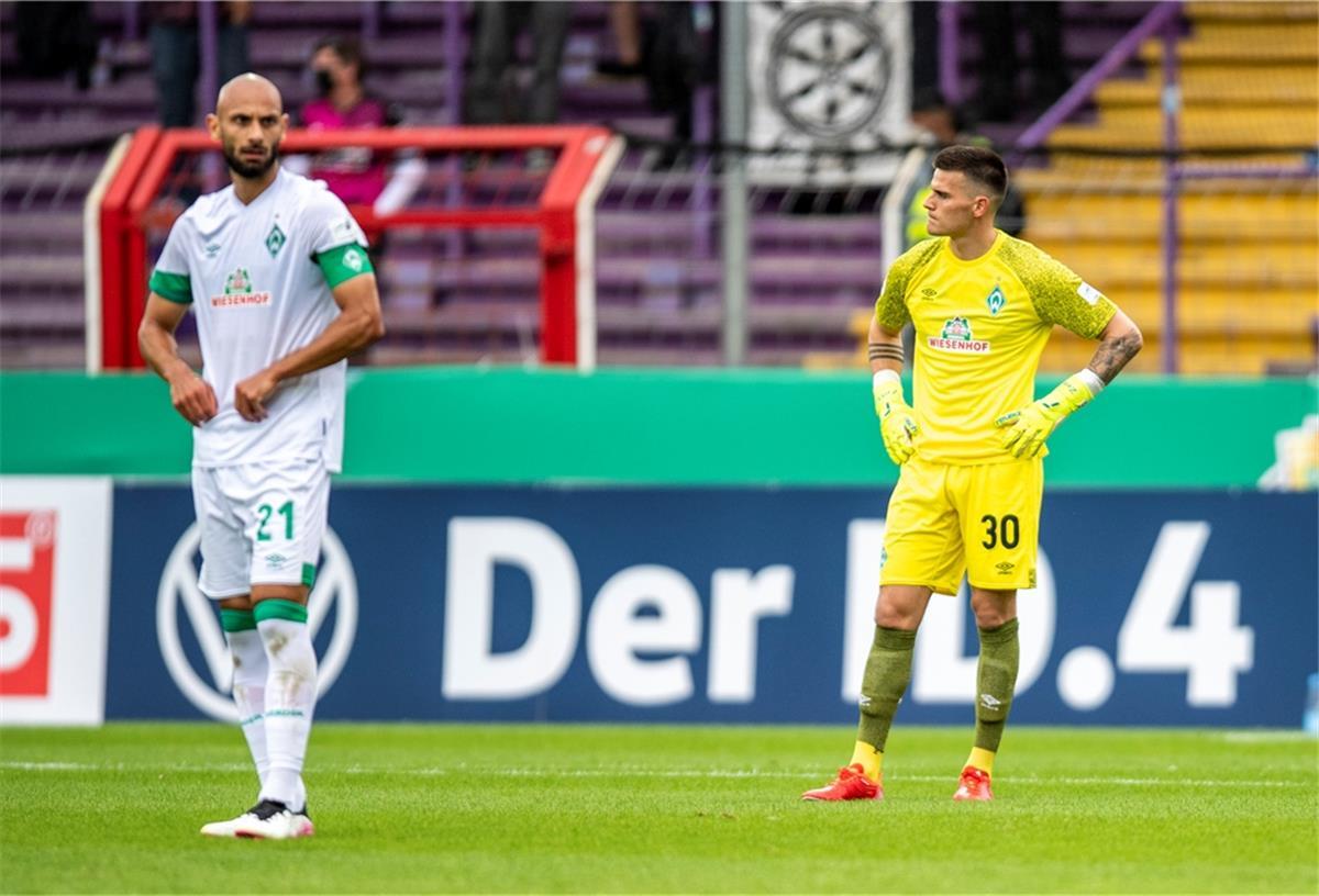 DFB-Pokal: Werder blamiert sich in Osnabrück Die Blicke sagen alles: Ömer Toprak (links) und Torwart Michael Zetterer nach dem 1:0 durch den VfL Osnabrück.