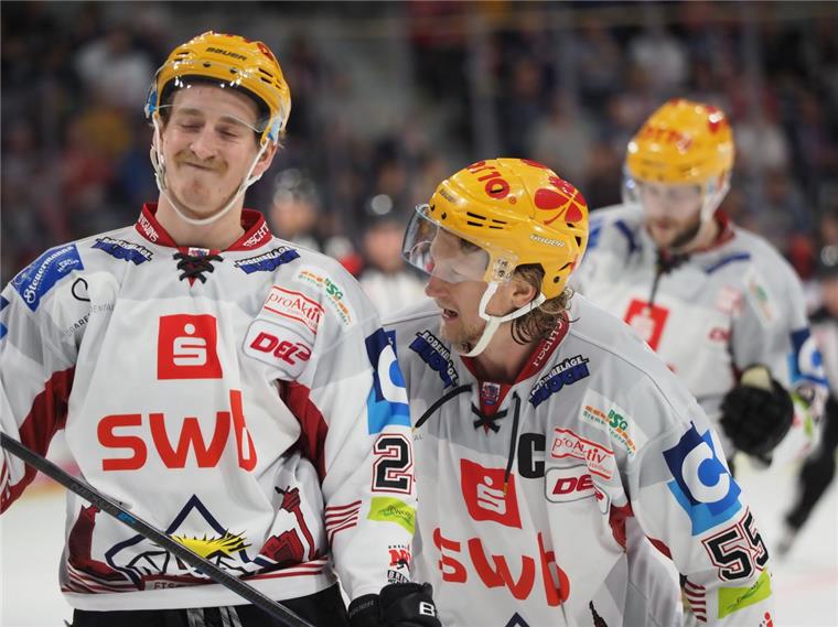 Pinguins verlieren auch in Mannheim Die Blicke sagen alles: Tom Horschel (links und Mike Moore ärgern sich über die zweite Niederlage des Wochenendes.