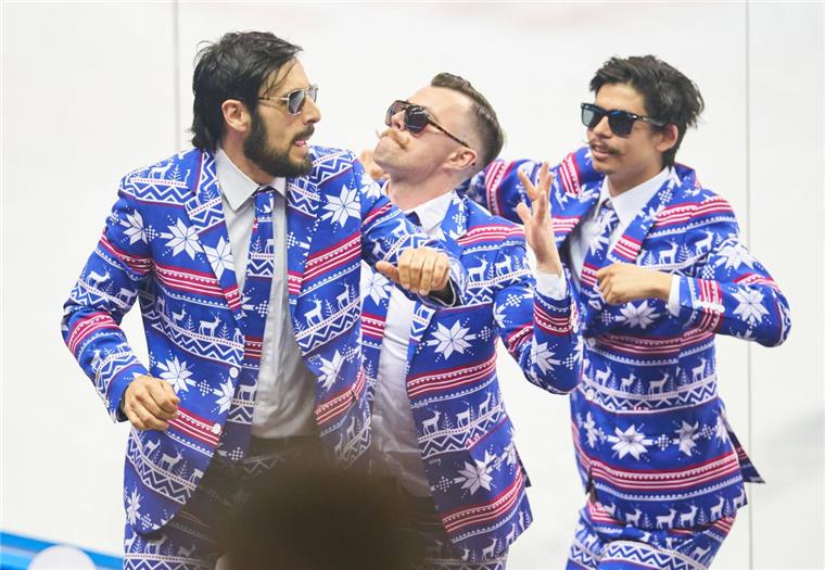 Die "Blue Suit Men" sind die berühmtesten Fans der Eisbären Berlin. Jetzt kommen sie erstmals nach Bremerhaven. 