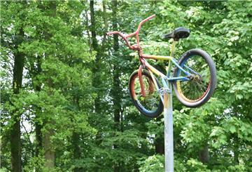 Nicht zu übersehen: Ein buntbemaltes BMX markiert den Eingang zur BMX-Anlage im Speckenbütteler Park.