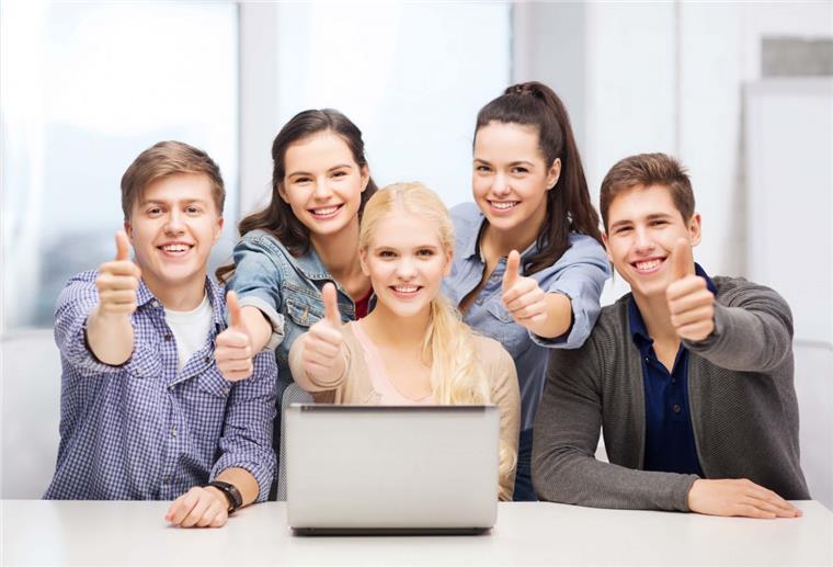 Mach den Test und finde jetzt deinen passenden Ausbildungsplatz! Lächelnde Schüler sitzen vor einem Laptop und halten die Daumen hoch. und machen den Bobrink Personality Test
