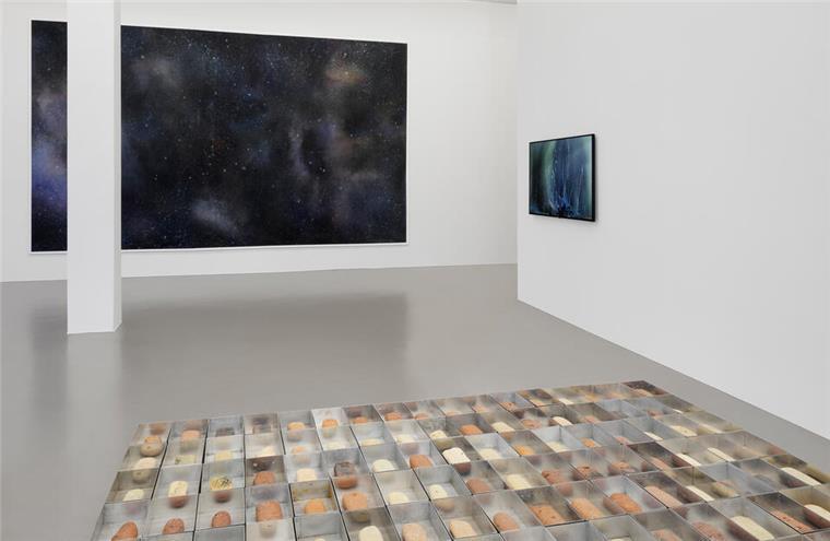 Die Weserburg krempelt die Sammlung um: Ausstellung bietet hohen Schauwert Die Bodenskulptur von Paul Pfarr umfasst 170 Backsteine in Aluminiumkästen, die die Ostsee glatt geschliffen hat. Im Hintergrund ist der gigantische Sternenhimmel von Valerie Favre zu sehen.