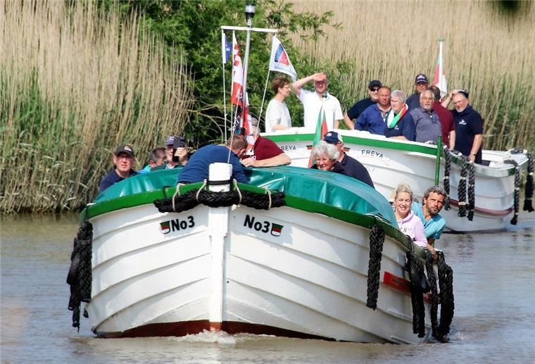Stadland: Wohlfühlstimmung am Abser Hafen Die Börteboote sind stets eine besondere Attraktion beim Hafenfest in Absen.