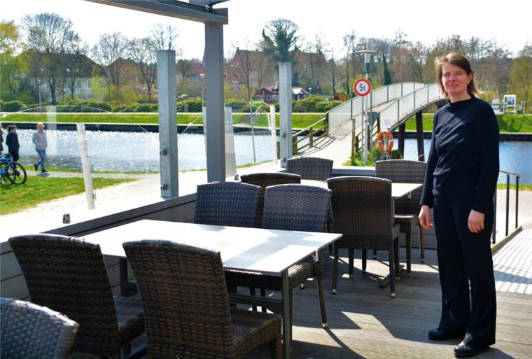 Die Bogenbrücke wird zur Sanierung im Herbst gesperrt. Astrid Irlacher freut sich, ihre Gäste während der Sommersaison ohne Einschränkungen im "Dobbendeel" bewirten zu können. 
