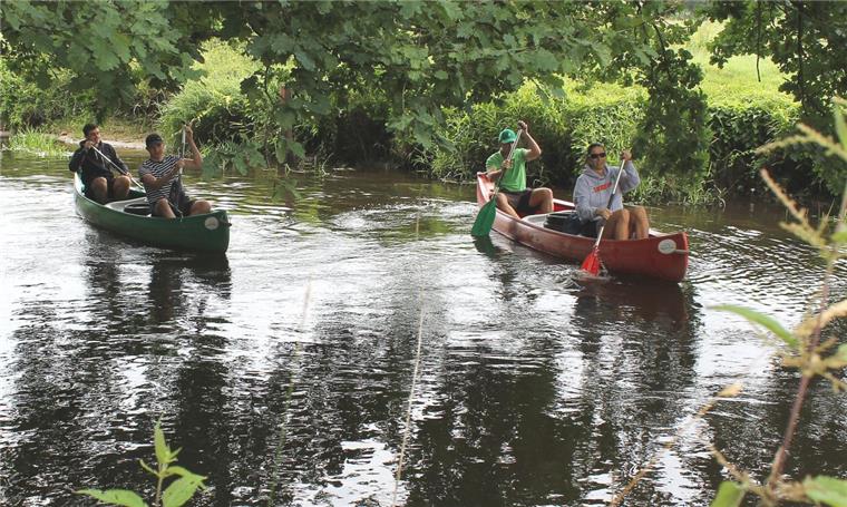 Heeslingen: Niedrigwasser in der Oste macht Paddlern zu schaffen Die Boote sind an der Einstiegsstelle Godenstedt zu Wasser gelassen worden, und das vierstündige Naturerlebnis beginnt für diese Touristen aus dem Cuxland auf dem rund 20 Kilometer langen Flussabschnitt der Oste bis nach Ober Ochtenhausen.