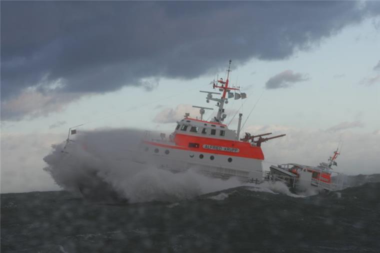 Segelyacht sinkt vor Borkum Die Borkumer Besatzung der "Alfried Krupp" der DGzRS rettete zwei niederländische Segler aus der Nordsee.
