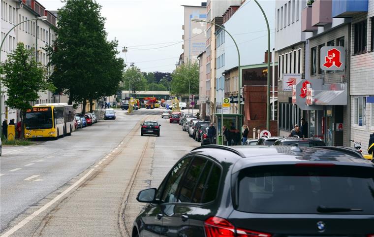 Die Borriesstraße in Bremerhaven-Geestemünde von der Ludwigstraße aus gesehen. Die alten Straßenbahnschienen
in der Mitte werden bald verschwinden. 