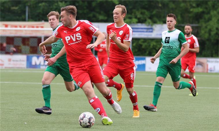 Fußballer des SV Brake schießen sich ins Bezirkspokal-Finale Die Braker mit Miklas Kunst (am Ball) und Frederik Voltmann (daneben) setzten sich an Christi Himmelfahrt im Halbfinale mit 3:2 beim SV Altenlingen durch.