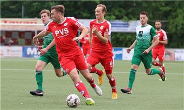 Die Braker mit Miklas Kunst (am Ball) und Frederik Voltmann (daneben) setzten sich an Christi Himmelfahrt im Halbfinale mit 3:2 beim SV Altenlingen durch.