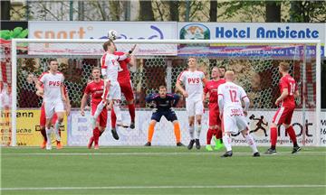 Die Braker (weiße Trikots) schafften es trotz guter Chancen nicht, ein Tor zu Hause zu erzielen. Nach der Schlappe gegen den Vorletzten TSV Wallenhorst steht der direkte Wiederabstieg in die Bezirksliga wohl bevor.