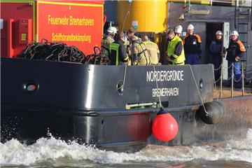 Die Brandbekämpfungseinheit der Feuerwehr Bremerhaven auf der &quot;Nordergründe...