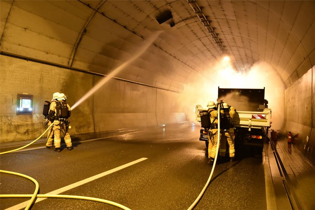 Die Brandbekämpfungstrupps im Einsatz. Während ein Trupp die eigentliche Brandbe...