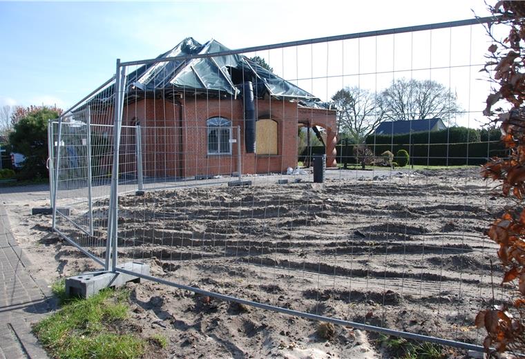 Drangstedt: Ermittlungen nach dem tödlichen Feuer dauern an Die Brandruine in Drangstedt ist mittlerweile abgerissen worden. Das Haus nebenan - beim Feuer in der Neujahrsnacht ebenfalls stark in Mitleidenschaft gezogen - ist weiterhin unbewohnbar.