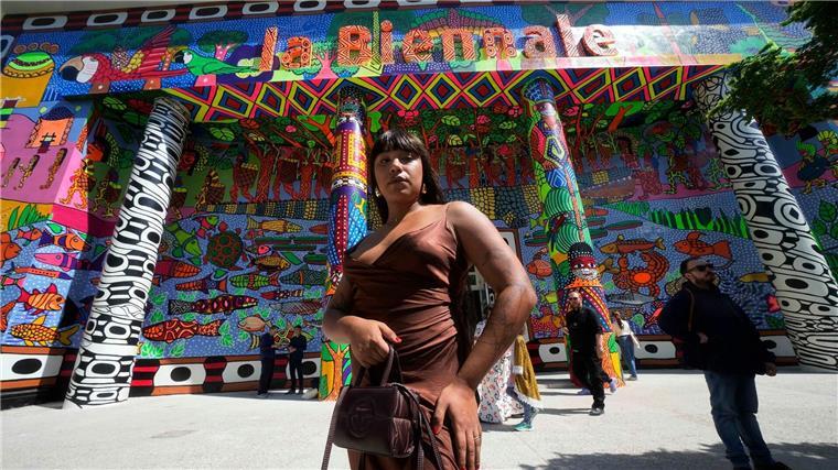 Biennale in Venedig ehrt indigene Künstler Die brasilianische Künstlerin Manauara Clandestina vor dem Eingang des Hauptpavillons der 60. Biennale.