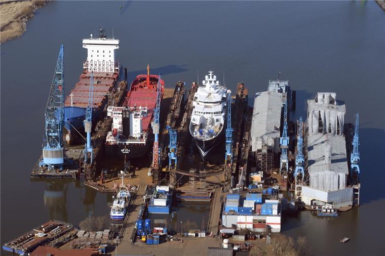 Bremerhaven: Bredo-Werft kann Insolvenz abwenden Die Bredo verfügt über Docks im südlichen Fischereihafen (Foto) und im Kaiserhafen. Luftfoto Scheer