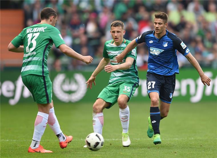 Bundesliga: Werder unterliegt Hoffenheim Die Bremer Milos Veljkovic (links) undMaximilian Eggestein kämpfen gegen Hoffenheims Andrej Kramaric (rechts) um den Ball.