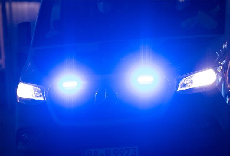 (mit Fotos) Bremen: Polizei sucht diesen Tankstellenräuber Blaulicht an Polizeiauto