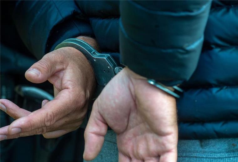 Serientäter geschnappt: Er wollte doch nur seine Drogen finanzieren Ein Mann in Handschellen