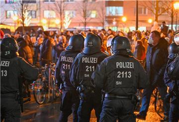 Die Bremer Polizei hatte mit Querdenkern und Gegendemonstranten alle Hände voll zu tun. (Symbolbild)
