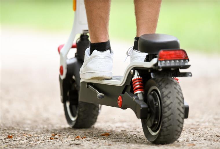 Im Video: Bremer Polizei rammt 33-Jährigen mit Polizeiauto von seinem E-Roller Die Bremer Polizei rammt einen Mann von seinem E-Roller.