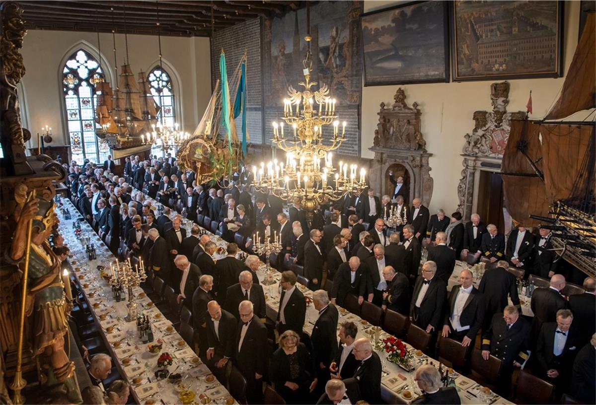 Schaffermahlzeit fällt 2022 aus Die Gäste der 476. Bremer Schaffermahlzeit betreten den Festsaal des Rathauses.