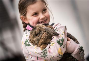 Emma Jaide hält ihr Zwergwidder-Kaninchen Elsa im Arm