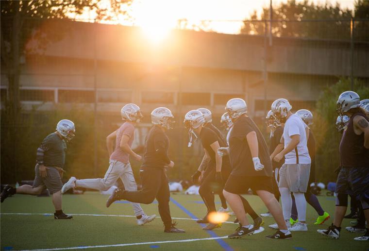 Gleich drei heiße Football-Partien mit den Bremerhaven Seahawks Die Bremerhaven Seahawks bereiten sich auf das Heimspiel gegen die Salzgitter Steelers vor. Der Verbandsliga-Tabellenführer freut sich auf das erste Duell im Nordseestadion seit knapp drei Monaten.
