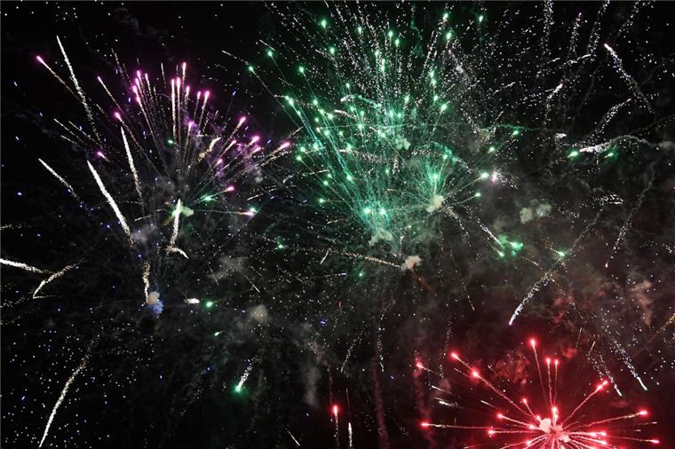 Bremerhaven: Feuerwerkshersteller Comet bittet wieder zum Restpostenverkauf Die Bremerhavener Comet Feuerwerk GmbH macht den Großteil ihres Jahresumsatzes in den letzten drei Werktagen im Dezember.