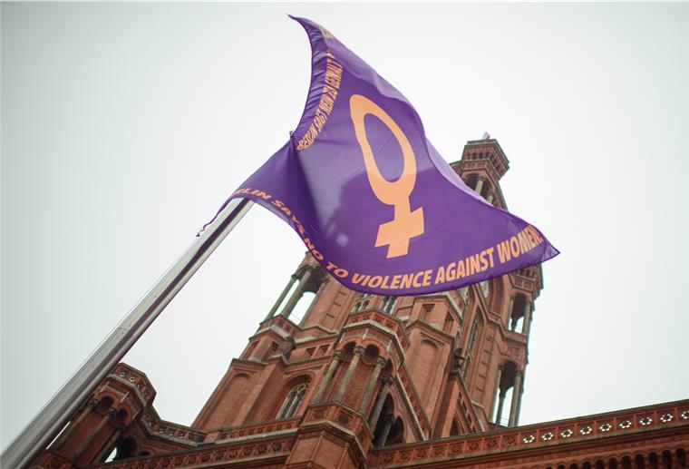 Bremerhaven zeigt Flagge gegen Gewalt
gegen Frauen Die Bremerhavener Flagge entspricht im Erscheinungsbild der Berliner Flagge gegen Gewalt gegen Frauen, die dort 2019 erstmals zum Einsatz kam.