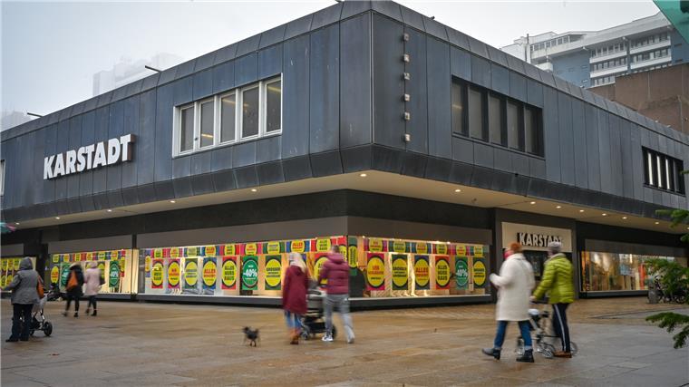 Die Bremerhavener Innenstadt vor dem Abzug von Karstadt: Das Gebäude soll dieses Jahr abgerissen werden. Foto Scheschonka