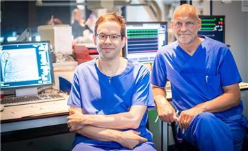 Die Bremerhavener Kardiologen Dr. Thomas Sievert (rechts) und  Dr. Mark Lüdde stellen seit Anfang November die kardiologische Grundversorgung in der Helios-Klinik in Nordenham sicher. 