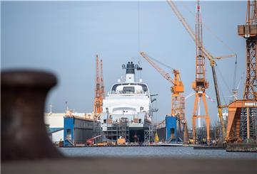 In der Lloyd Werft Bremerhaven wird an einer Jacht gebaut.