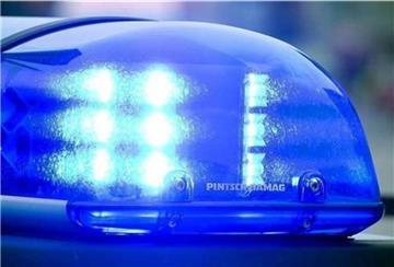 Die Bremerhavener Polizei erwischte drei Männer, die einen Snackautomaten aufbrachen.