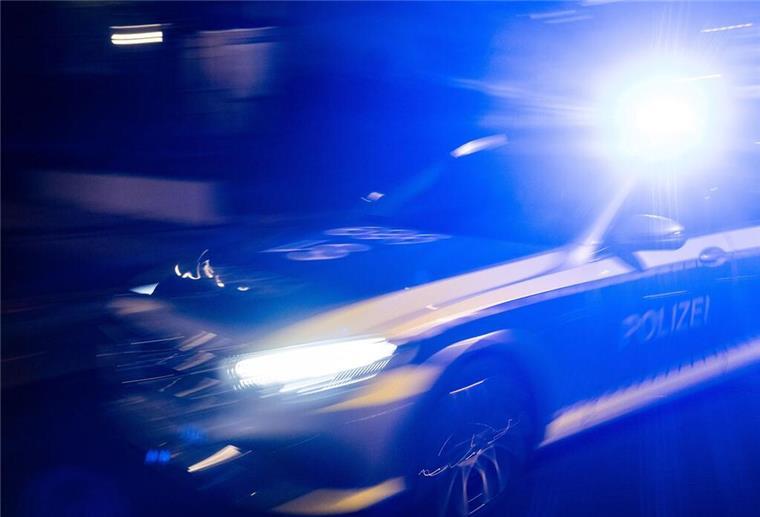 Mann in U-Haft: Silvester-Feier in Bremerhaven endet mit versuchtem Totschlag Die Bremerhavener Polizei hat am Neujahrsmorgen einen Mann festgenommen, der einen anderen mit einem Hammer schwer verletzt haben soll. Ihm wird versuchter Totschlag vorgeworfen.