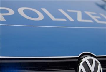 Der Schriftzug "Polizei" ist auf einem Streifenwagen zu lesen. 