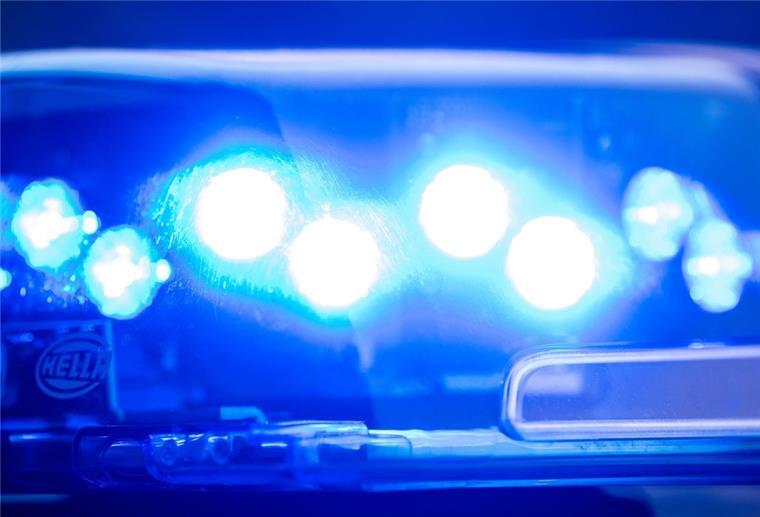 Bremerhaven: Verkehrskontrolle endet mit Festnahme Ein Blaulicht leuchtet auf dem Dach einer Polizeistreife.