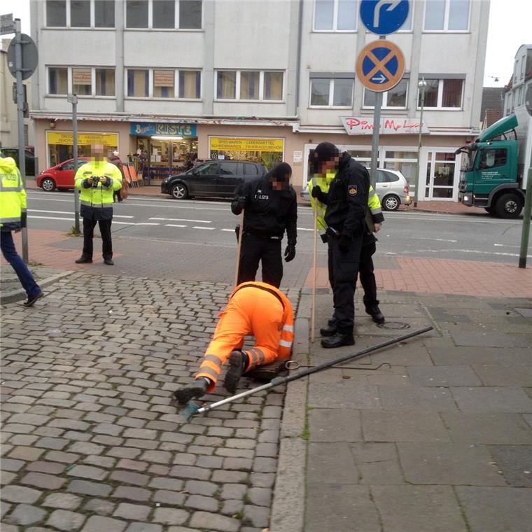 Lehe: Polizei schnappt Messerstecher aus der Lessingstraße Die Bremerhavener Polizei mit einem Mitarbeiter der Stadtreinigung auf Spurensuche in der Lessingstraße.