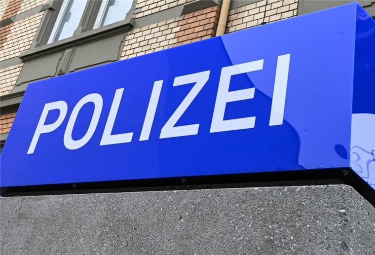 Anzeige erstatten: Polizei führt Terminvergabe ein Eine Leuchtschild mit der Aufschrift Polizei steht vor der Polizeidienststelle