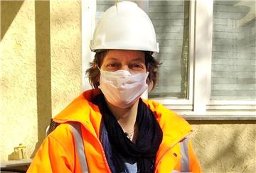Die Bremerhavener Seemannsdiakonin Christine Freytag startet nur noch mit Mund-Nasen-Schutz, um Seeleuten auf den Schiffen dringend benötigte Dinge wie Hygiene-Artikel und Telefonkarten zu bringen.