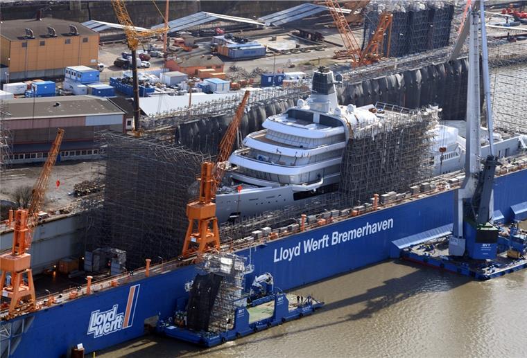 Lloyd Werft: SPD wirft Senatorin Untätigkeit vor Blick auf die Megayacht in der Lloyd Werft.