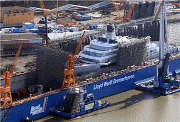 Blick auf die Megayacht in der Lloyd Werft.