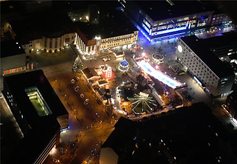 Den Bremerhavener Weihnachtsmarkt verschönern - aber wie? Die Bremerhavener Weihnachtswelt aus der Vogelperspektive. Gut zu sehen: Die Ritsche auf dem Theodor-Heuß-Platz.