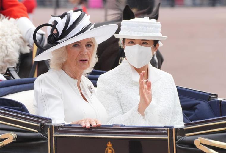 Japanisches Kaiserpaar zu Besuch bei König Charles Die britische Königin Camilla (l) und die japanische Kaiserin Masako fahren in einer offenen Kutsche beim Staatsbesuch in Großbritannien.